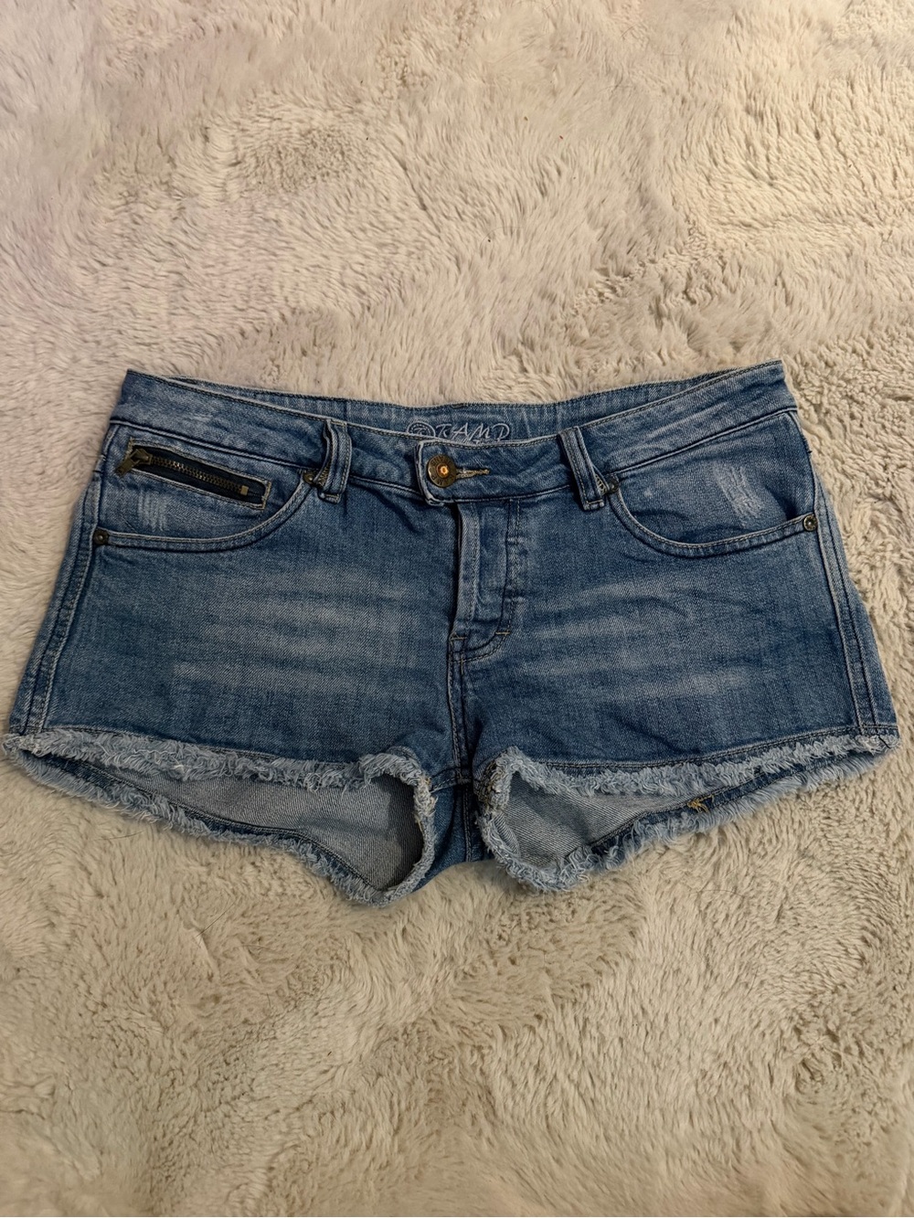 Low-Rise Frayed Hem Denim Shorts with Zipper Pockets